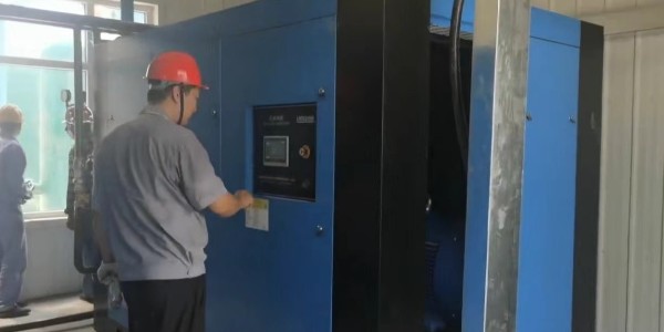 兩臺200Kw兩級壓縮空壓機(jī)完成安裝調(diào)試！