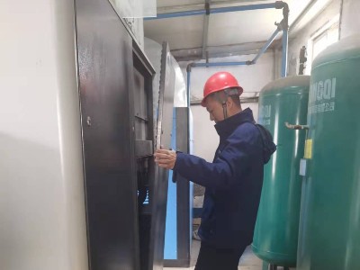 睿寂行空壓機售后服務人員進行例行巡檢！