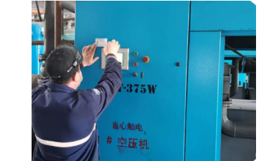睿寂行空壓機售后服務(wù)人員現(xiàn)場檢查機器